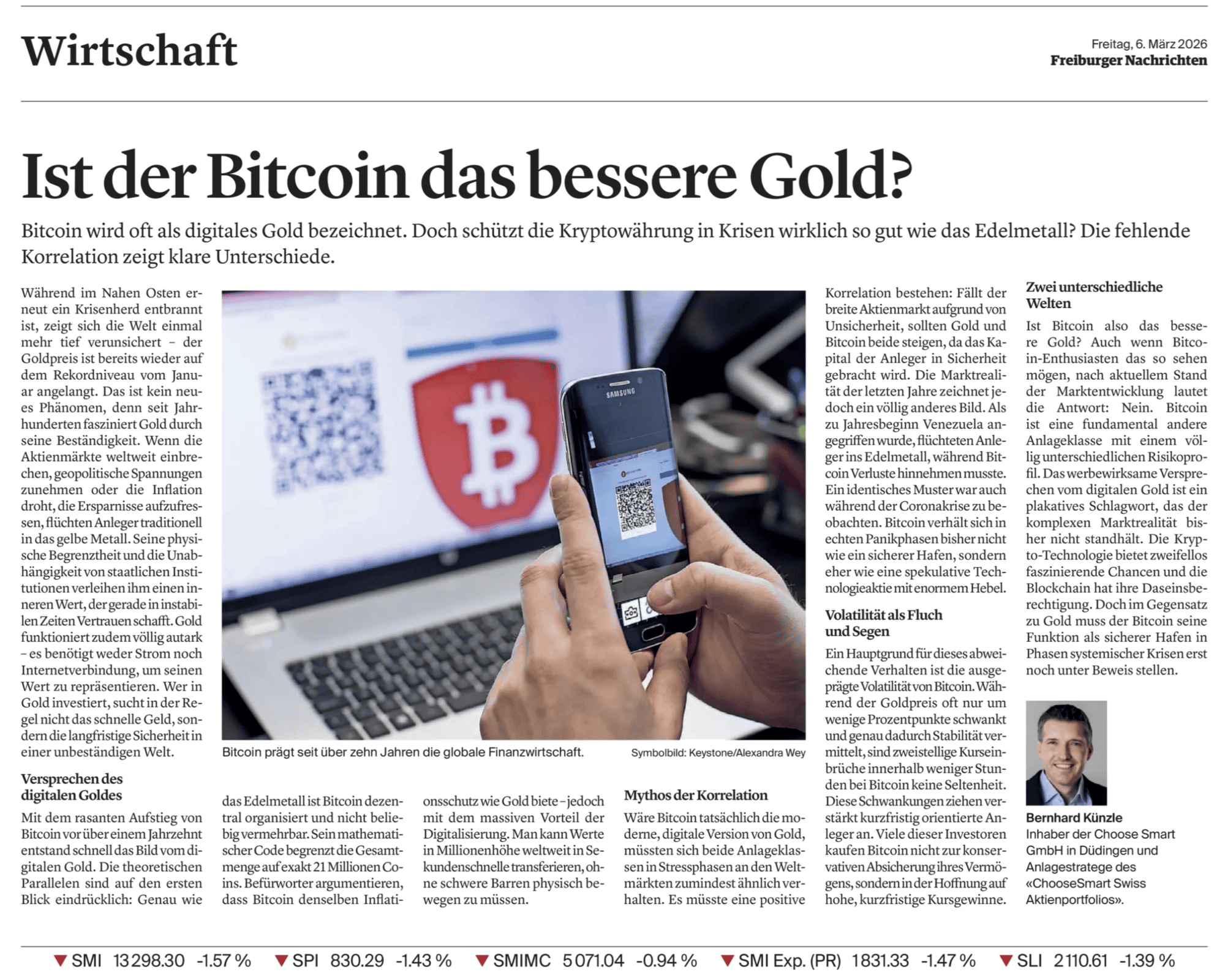 Foto des Zeitungsartikels von Bernhard Künzle in den Freiburger Nachrichten zum Thema Gold vs. Bitcoin Marktanalyse.
