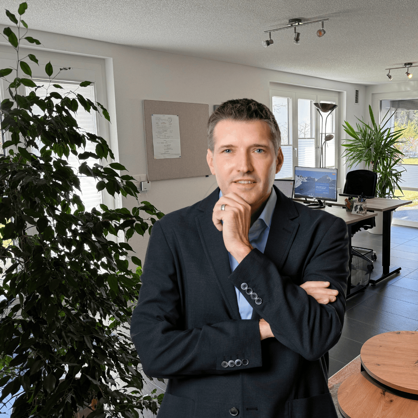 Portrait von Bernhard Künzle, Geschäftsführer und Anlagestratege der ChooseSmart GmbH, in seinem Büro in Düdingen.